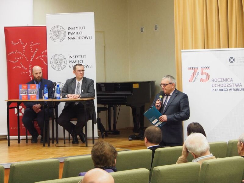 Zgromadzonych gości powitał Marek Drużka, dyrektor łódzkiego oddziału IPN