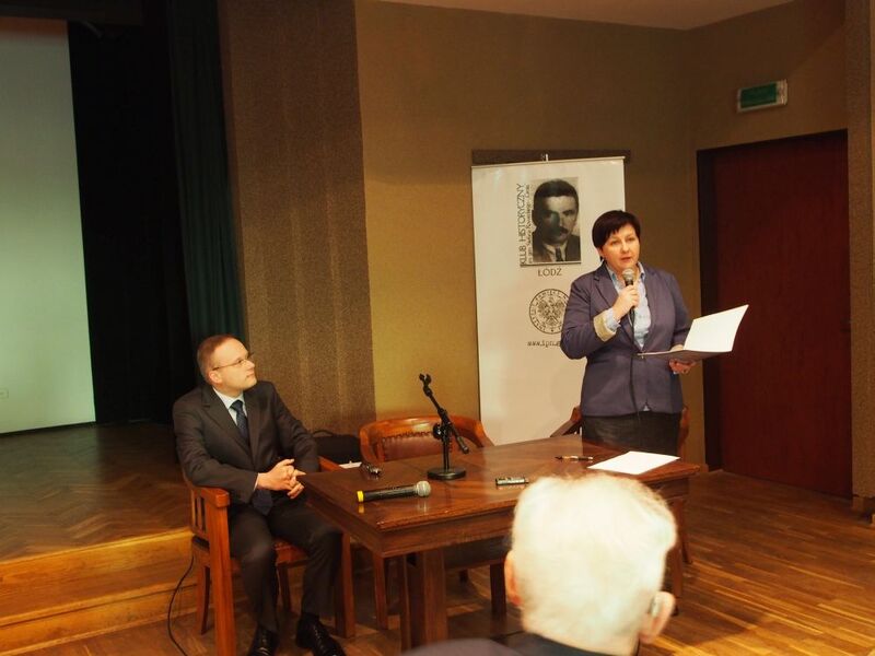 Dr. Łukasza Kamińskiego, Prezesa IPN (po lewej) oraz zgromadzonych gości powitała dr Joanna Żelazko z OBEP IPN w Łodzi