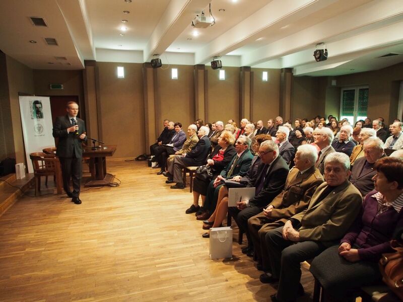 Dr Łukasz Kamiński podczas wykładu  w sali Łódzkiego Domu Kultury w Łodzi