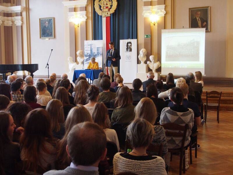 Słowo wstępu wygłosił Mateusz Frątczak, uczeń III LO, członek zarządu Klubu Historycznego im. gen. Stefana Roweckiego „Grota