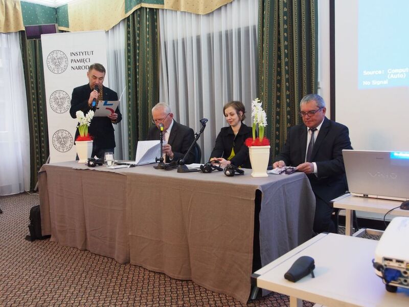 Mariusz Goss z Biura Informacji i Komunikacji Społecznej Urzędu Miasta Łodzi odczytał list w imieniu Hanny Zdanowskiej, Prezydent Miasta Łodzi. Obok: dr hab. Janusz Wróbel, OBEP IPN Łódź, dr Maren Röger, Niemiecki Instytut Historyczny w Warszawie, Marek D