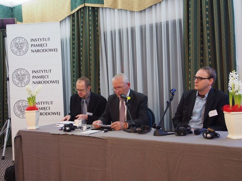 Przy mikrofonie: dr hab. Janusz Wróbel, obok z prawej Robert Parzer, z lewej dr Ingo Loose (Institut für Zeitgeschichte München/Berlin, Abteilung Berlin)