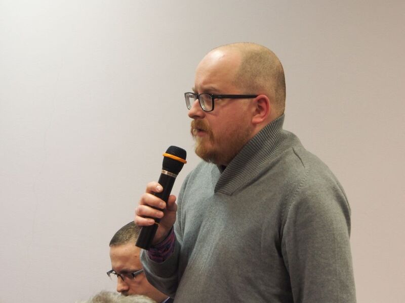 Przy mikrofonie Andrzej Czyżewski z OBEP IPN w Łodzi, jeden z autorów publikacji