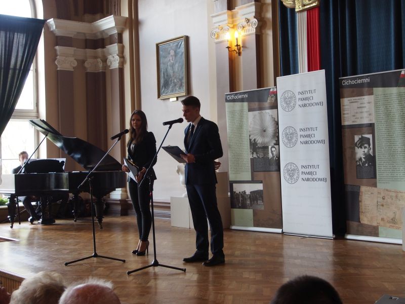 Powitanie zgromadzonych gości przez młodzież III LO w Łodzi