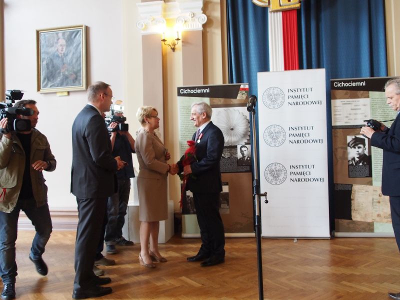 Prof. dr hab. Albin Głowacki otrzymuje Złoty Medal Opiekuna Miejsc Pamięci Narodowej z rąk wojewody łódzkiego Jolanty Chełmińskiej