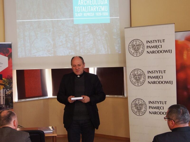 . Głos w imieniu arcybiskupa prof. Marka Jędraszewskiego, Metropolity Łódzkiego zabrał ks. Mieczysław Różański, Zastępca Dyrektora Archiwum  Archidiecezjalnego w Łodzi.