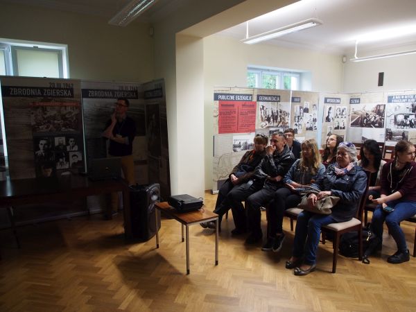 Pokaz filmów w sali konferencyjnej