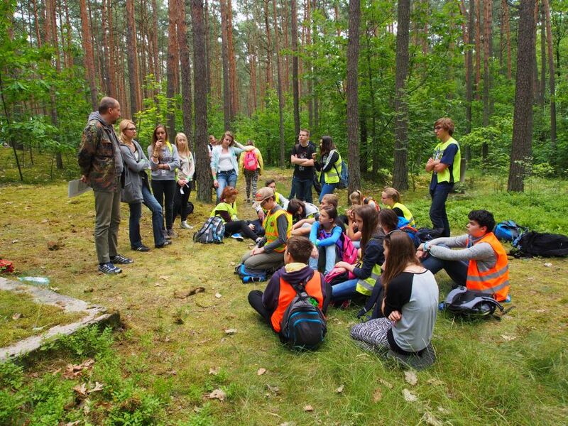 dr Tomasz Toborek z OBEP IPN w Łodzi (po lewej) podczas lekcji historii 