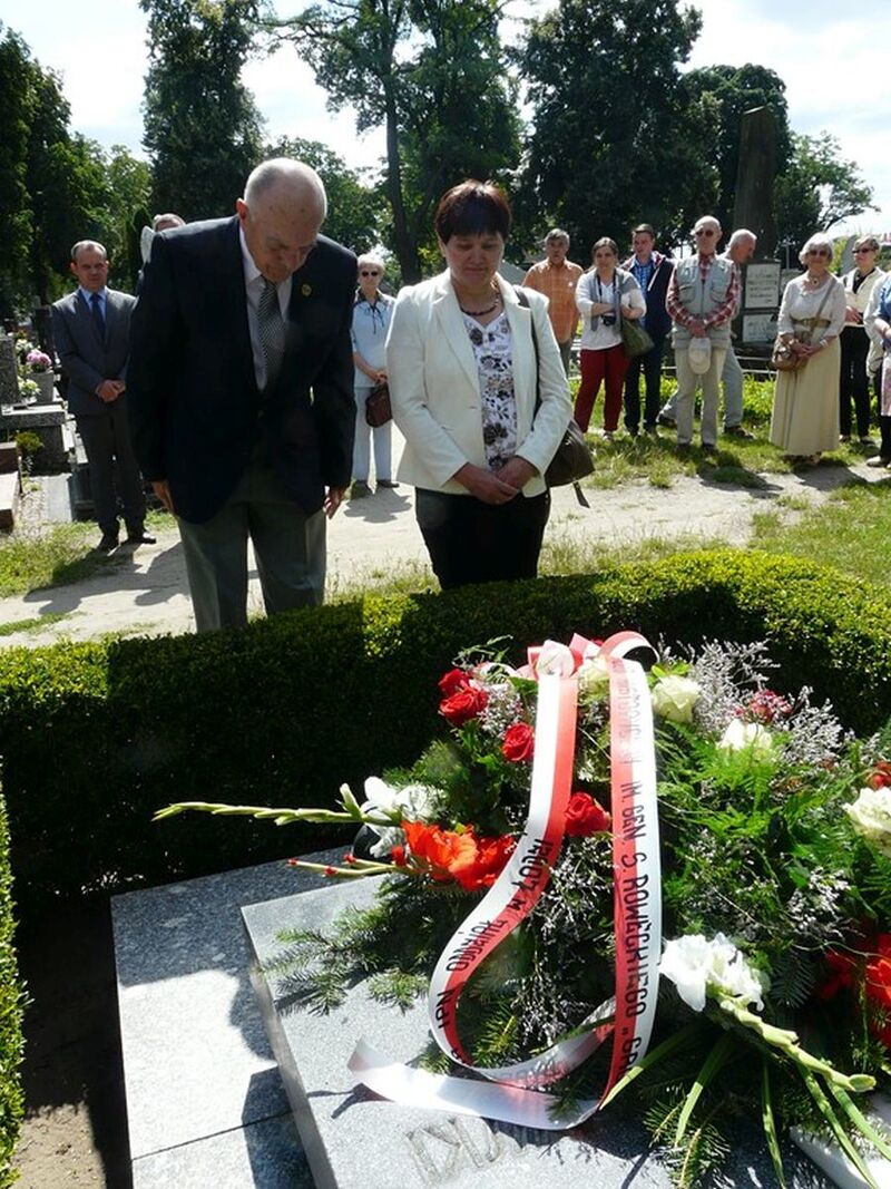 Przy grobie księdza Infułata mjr. Apolinarego Leśniewskiego, kapelana Armii Krajowej w Powstaniu Warszawskim na cmentarzu parafialnym w Sieradzu