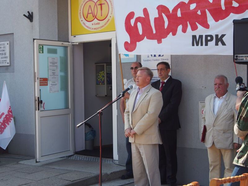Przy mikrofonie Waldemar Krenc, Przewodniczący Zarządu Regionu Ziemi Łódzkiej NSZZ „Solidarność