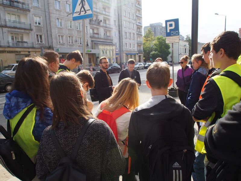 W trakcie gry miejskiej - w centrum kadru dr Krzysztof Latocha (OBEP IPN w Łodzi)