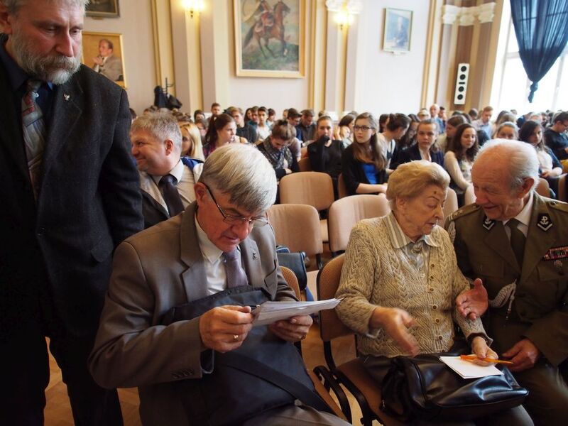 Od prawej: ppłk Stanisław Pasikowski (sekretarz ZO Łódź ŚZŻAK), Gryzelda Studzińska (prezes Środowiska ŚZŻAK „Warszawa