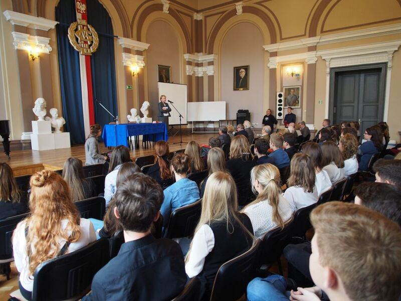 Zebranych wita Maria Włodarczyk, dyrektor szkoły