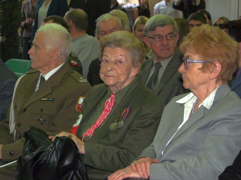 En face w pierwszym rzędzie Gryzelda Studzińska (powstaniec warszawski), w drugim rzędzie Antoni Galiński (IPN Łódź)