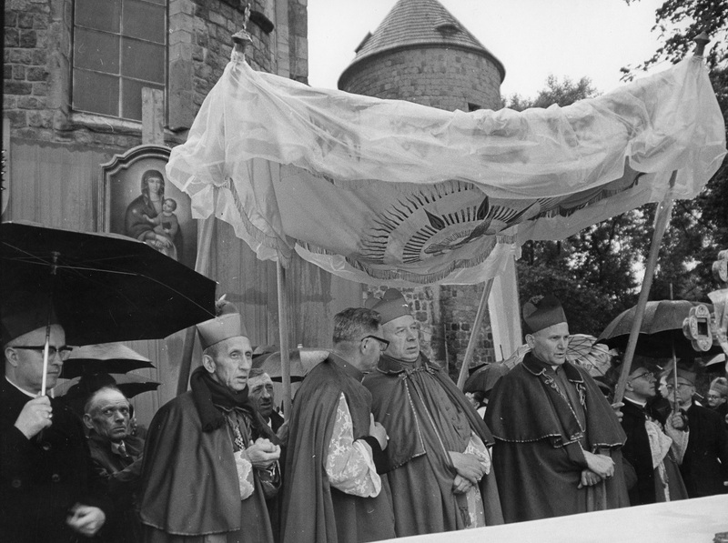 IPN Ld-16-2-2-29 Obchody milenium Tysiąclecia Chrztu Polski w diecezji łódzkiej. Uroczystości w dniu 11 czerwca 1967 r. w archikolegiacie w Tumie pod Łęczycą.