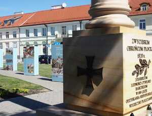 Ekspozycja IPN przed Pomnikiem Obrońców Płocka (plac Gabriela Narutowicza)