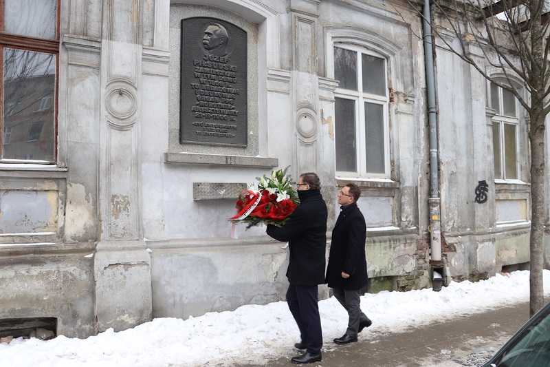 dr Jarosław Szarek Prezes IPN wraz z dr. hab. Dariuszem Rogutem - Dyrektorem łódzkiego Oddziału IPN, złożyli kwiaty w miejscu aresztowania Józefa Piłsudskiego w Łodzi przy ul. Wschodniej 19.