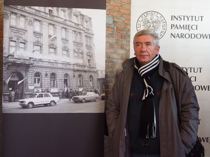 Historyczne zdjęcie siedziby ZR ZŁ NSZZ „S” przy ul. Piotrkowskiej 260 (1981 r.), przed nim autor - Marek Widerkiewicz