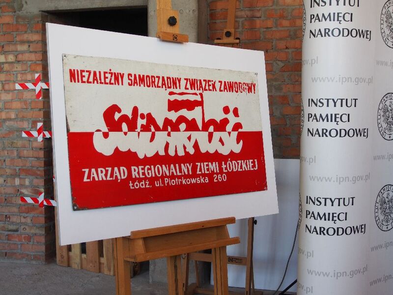 Historyczna tablica sprzed wejścia do siedziby ZR ZŁ NSZZ „S” (1981 r.)