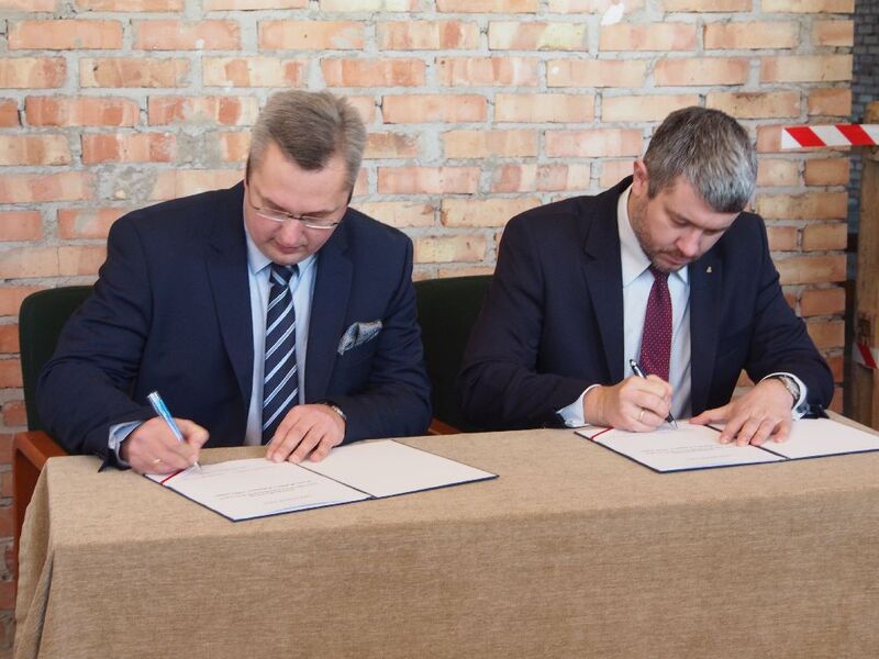 Moment podpisania listu intencyjnego w sprawie utworzenia Centrum – od lewej: Witold Gerlicz (dyrektor generalny IE), dr Paweł Ukielski (z-ca prezesa IPN)