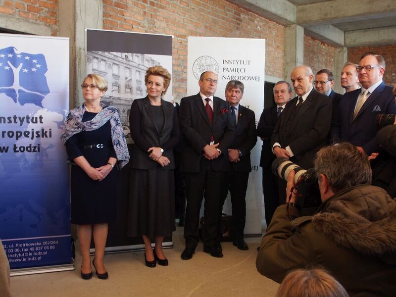 Od lewej: Jolanta Chełmińska, Prezydent Łodzi Hanna Zdanowska, Wojewoda Łódzki Zbigniew Rau, Marszałek Województwa Witold Stępień, Wiceprezes Rady Ministrów Piotr Gliński, Jerzy Kropiwnicki, Antoni Dudek, Włodzimierz Tomaszewski, Jacek Saryusz-Wolski