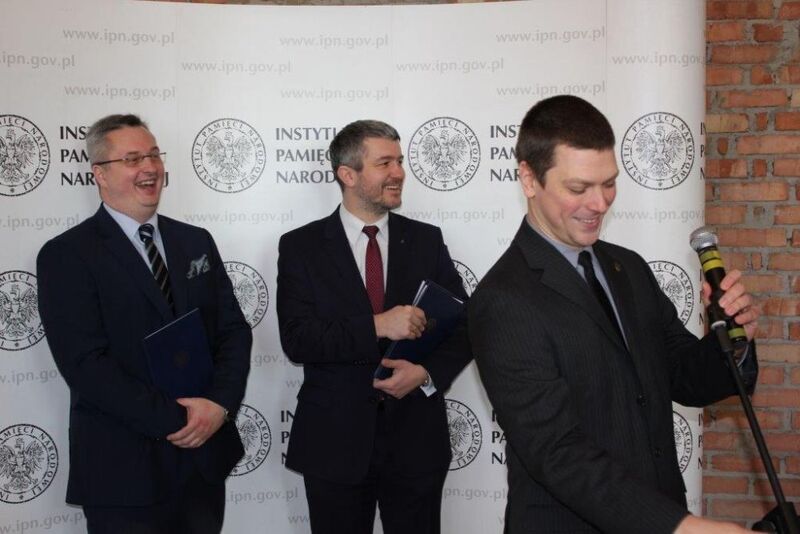 Przed mikrofonem Karol Madaj (BEP IPN), merytoryczny koordynator projektu Centrum