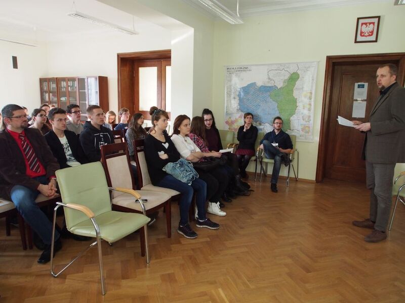 Wykłady z historii Polski realizowane w siedzibie Oddziału IPN w Łodzi. Z prawej dr Tomasz Toborek, kierownik Referatu Badań Naukowych OBEP IPN w Łodzi