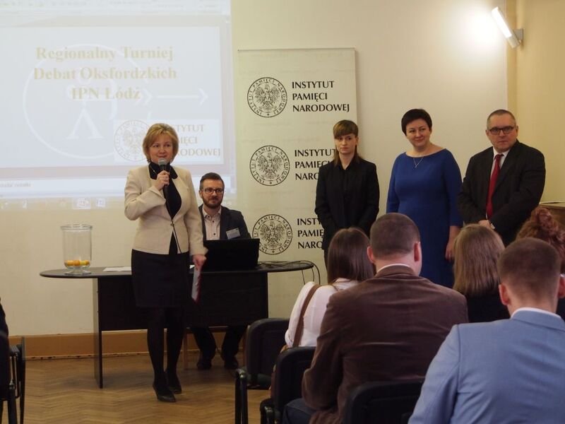 Zebranych wita gospodarz miejsca – Elżbieta Paciejewska-Stolarz, dyrektor WODN. Dalej w prawo: dr Krzysztof Latocha, Magdalena Zapolska-Downar, dr Joanna Żelazko – OBEP IPN w Łodzi, Marek Drużka, dyrektor Oddziału IPN w Łodzi