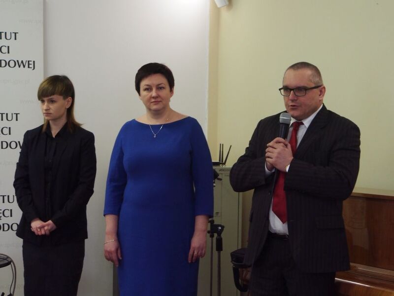 Zebranych wita Marek Drużka, dyrektor Oddziału IPN w Łodzi. Obok dr Joanna Żelazko i Magdalena Zapolska-Downar (OBEP IPN w Łodzi)