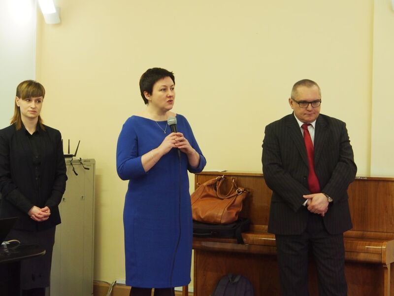 Z mikrofonem dr Joanna Żelazko, naczelnik OBEP IPN w Łodzi. Obok Magdalena Zapolska-Downar (OBEP IPN w Łodzi) i Marek Drużka (dyrektor Oddziału IPN w Łodzi)