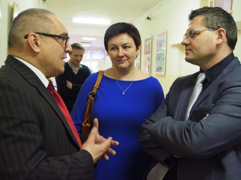 Od lewej: Marek Drużka (dyrektor Oddziału IPN w Łodzi), dr Joanna Żelazko (naczelnik OBEP IPN w Łodzi), Krzysztof Łomiński (nauczyciel w XXXIII LO w Łodzi)