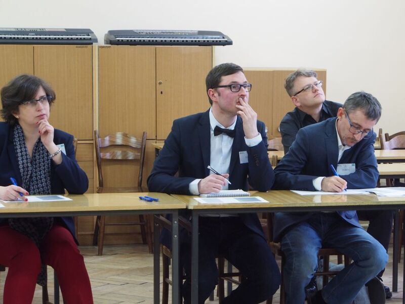 Od lewej: dr Renata Jagodzińska (WODN), dr Adam Sitarek (OBEP IPN w Łodzi), Paweł Kowalski (OBEP IPN w Łodzi). Z tyłu Robert Przybysz (XXXI LO w Łodzi)