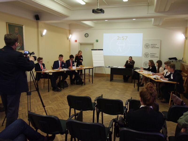 W rywalizacji ściśle finałowej zmierzyły się drużyny I LO z Wielunia (z prawej) i I LO z Ostrzeszowa