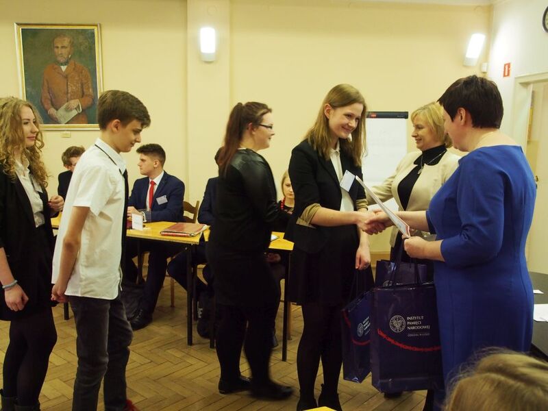 Dr Joanna Żelazko (IPN) i Elżbieta Paciejewska-Stolarz (WODN) wręczają nagrody laureatom III miejsca – drużynie XXXI LO z Łodzi