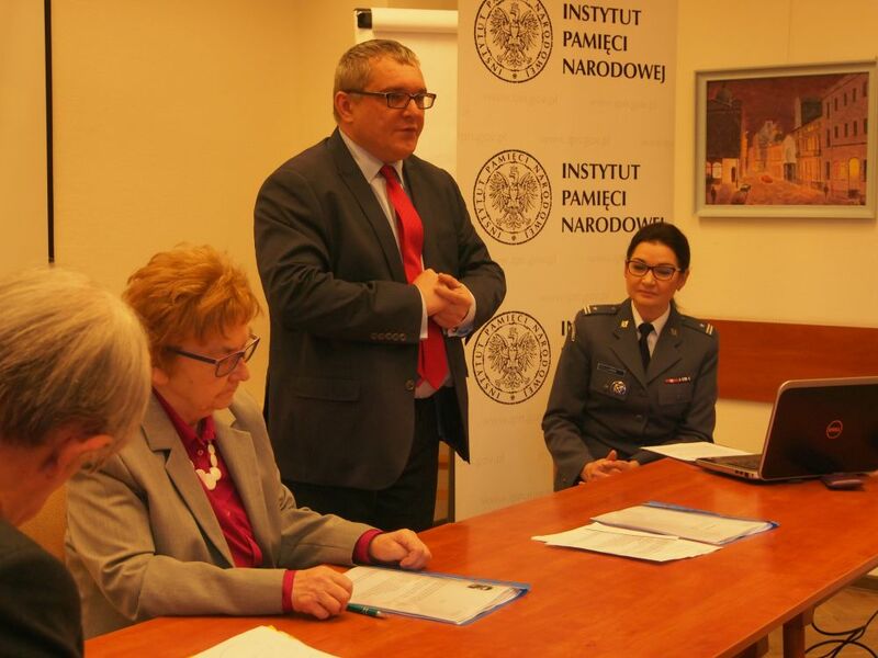 Od prawej: mjr Joanna Kempa (rzecznik COSzSW w Kaliszu), Marek Drużka (dyrektor Oddziału IPN w Łodzi), prof. Maria Blomberg (przewodniczący Rady Programowej Klubów im. gen. „Grota”)