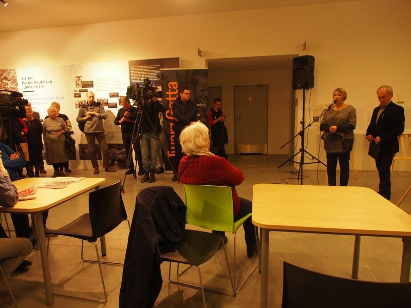 Spotkanie otwiera Joanna Podolska, dyrektor Centrum Dialogu im. Marka Edelmana. Obok Piotr Zawilski, dyrektor AP w Łodzi