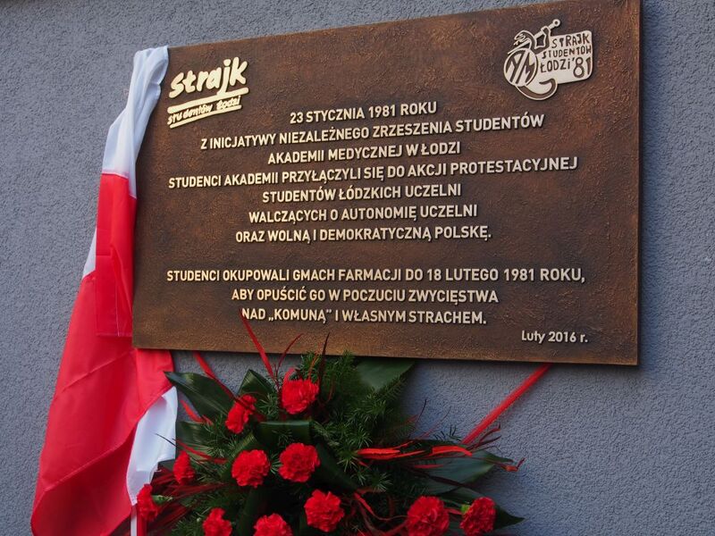Tablica odsłonięta 5 lutego 2016 r. na gmachu Wydziału Farmaceutycznego UM w Łodzi 
