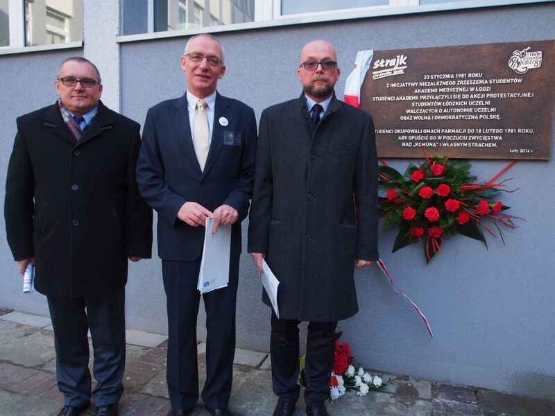 Od lewej: Marek Drużka (dyrektor Oddziału IPN w Łodzi), prof. dr hab. n. med. Andrzej Lubiński (UM w Łodzi), dr Paweł Perzyna (naczelnik OBUiAD IPN w Łodzi) 