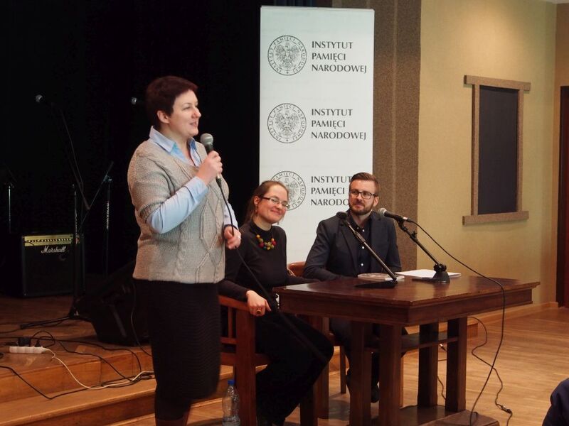 Spotkanie otworzyła dr Joanna Żelazko, naczelnik OBEP IPN w Łodzi. Obok Karolina Wichnowska i dr Krzysztof Latocha 