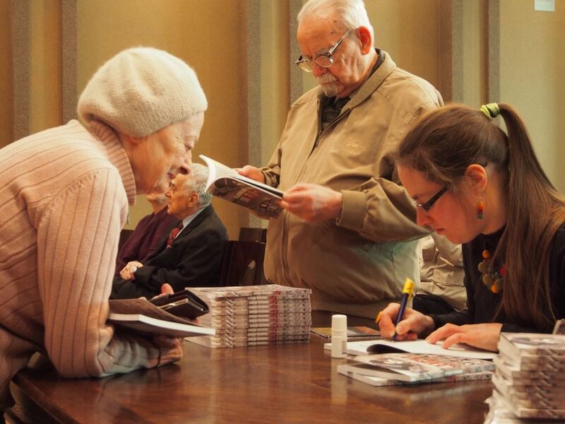 Karolina Wichowska podpisuje książkę dla Gryzeldy Studzińskiej, prezes Środowiska ŚZŻAK „Warszawa” 