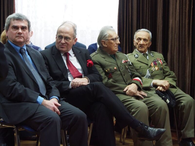 Od lewej: Tomasz Derecki, dyrektor XII LO, Wojewoda Łódzki Zbigniew Rau, przedstawiciele Związku Więźniów Politycznych Okresu Stalinowskiego Oddział w Łodzi 