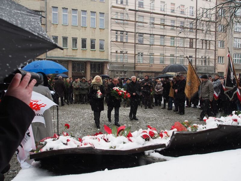 Kwiaty składa Marek Drużka, dyrektor Oddziału IPN w Łodzi 