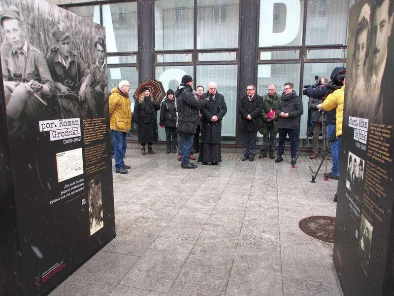 Przedsięwzięcie rozpoczęto od modlitwy, którą poprowadził ks. Tadeusz Weber, kapelan Rodziny Katyńskiej w Łodzi. Obok z prawej Marek Drużka, dyrektor Oddziału IPN w Łodzi 