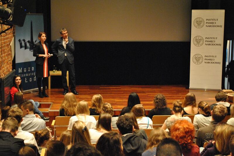 Wystąpienie Pawła Kowalskiego (OBEP IPN w Łodzi) przed pokazem w ramach przeglądu „Echa Katynia” - sala kinowa Muzeum Kinematografii w Łodzi 