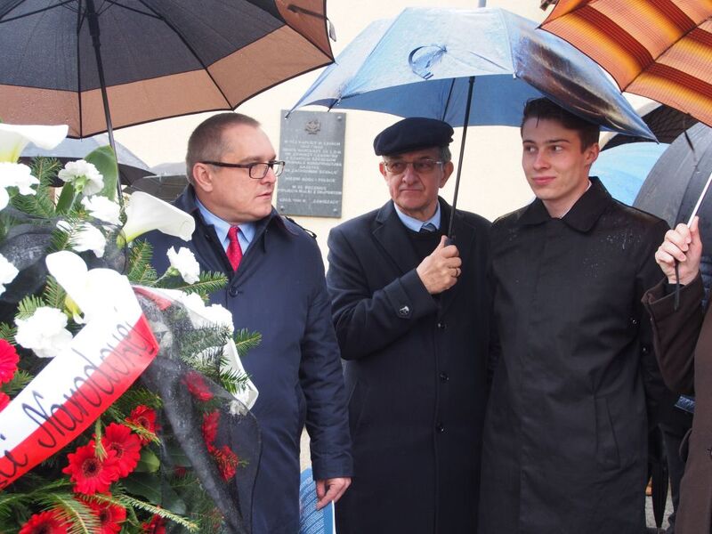 Od lewej: Marek Drużka (dyrektor Oddziału IPN w Łodzi), Antoni Galiński (IPN Łódź), Mateusz Frątczak (III LO w Łodzi) 