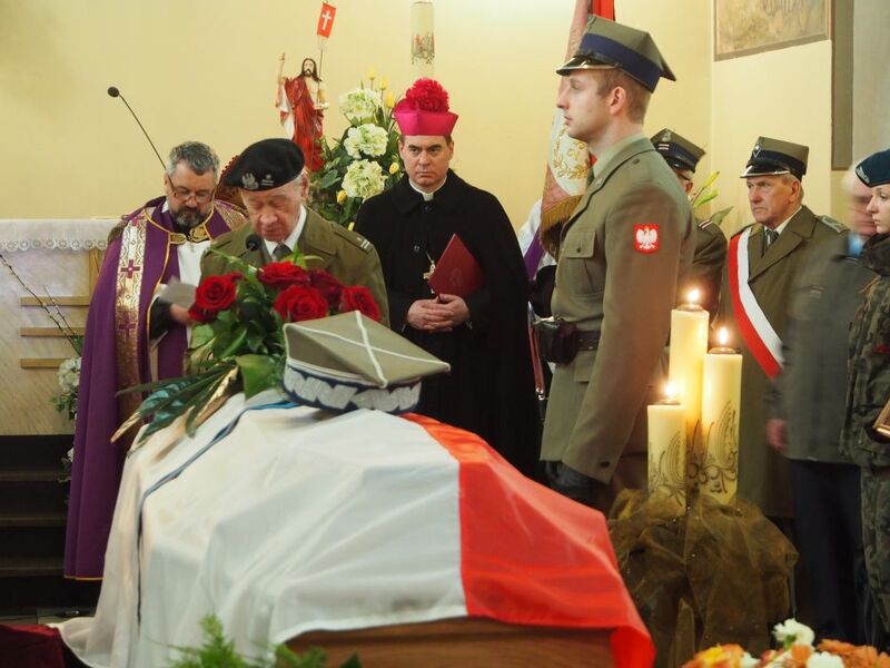 Generała Arkuszyńskiego żegna mjr Mirosław Kopa, wiceprezes ZO Łódź ŚZŻAK, prezes Środowiska 25. pp, żołnierz „Maja” 