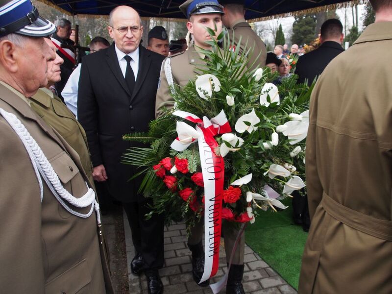 Kwiaty składa prof. Zbigniew Rau, Wojewoda Łódzki 