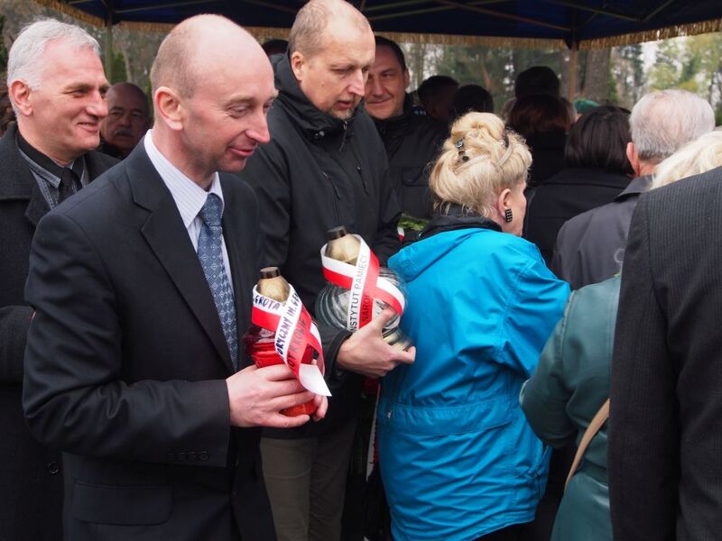 Ze zniczami od lewej: Paweł Wąs (przewodniczący Klubu Historycznego im. gen. S. Roweckiego „Grota” w Piotrkowie Tryb.) i dr Tomasz Toborek (kierownik Referatu Badań Naukowych OBEP IPN w Łodzi) 
