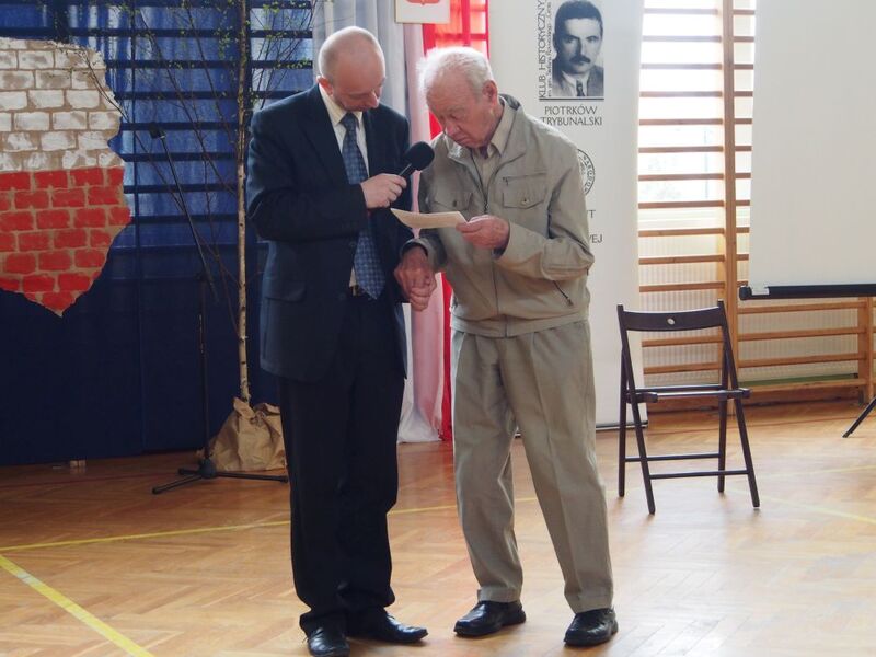 Od lewej: Paweł Wąs (przewodniczący Klubu Historycznego im. gen. „Grota” w Piotrkowie Trybunalskim, mjr Mirosław Kopa, wiceprezes ZO Łódź ŚZŻAK 