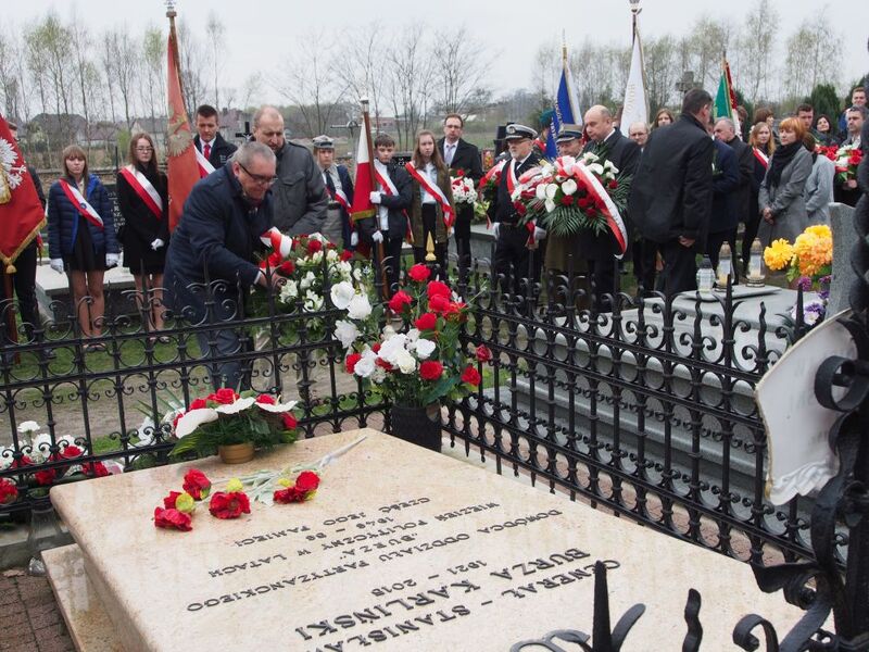 Kwiaty składa Marek Drużka, dyrektor Oddziału IPN w Łodzi 